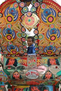 Les rickshaws sont un moyen de transport courant au Bangladesh. La décoration des rickshaws est une forme d